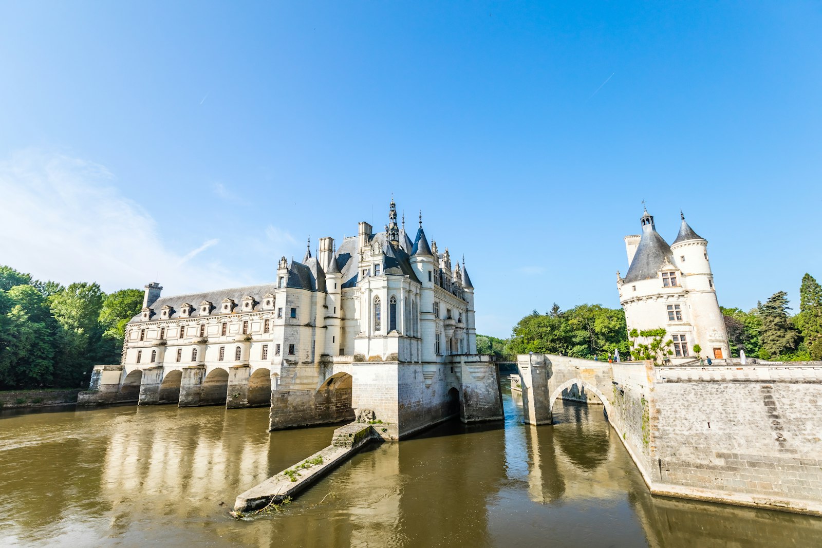 Château de la Loire réfléchi dans le fleuve au matin